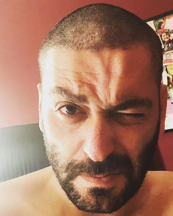 Ekya Dnyaya Hkmdar Olmaz dizisinin oyuncusu Akbaba, neredeyse tm karantina ve yaz dnemini burada masa, sehpa ve eitli ahap rnler tasarlayp reterek geirdi.