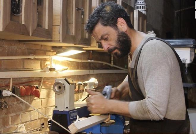 Oyuncu Ozan Akbaba&#8217;nn ahap tutkusu onu pandemi dneminde profesyonel tasarmlar retebilen bir marangoz yapt.