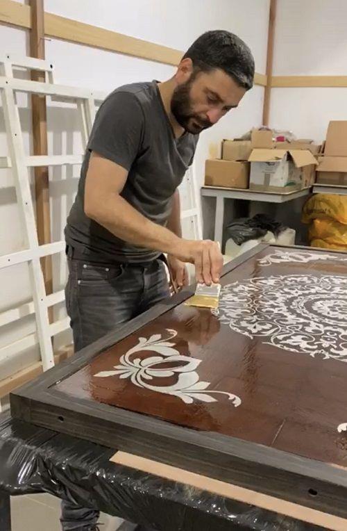 Ekya Dnyaya Hkmdar Olmaz dizisinde lyas karakterini canlandran oyuncu Ozan Akbaba, marangozluk tutkusunu kurduu atlyede profesyonel retime evirdi.