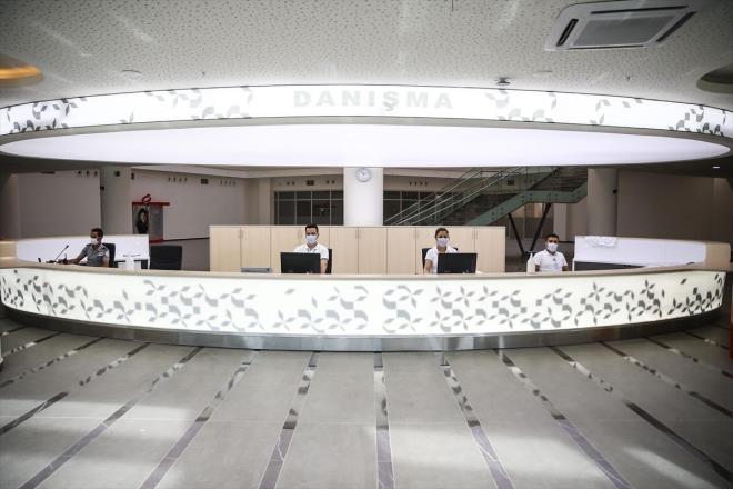 Hastanenin ilk etabnda, 27 ameliyathane ve 96 yatakl youn bakm yata, 175 poliklinik odasyla hizmet verilecek. te yandan hastanede depreme kar da en st dzeyde gvenlik nlemleri alnyor. Bu kapsamda Gztepe ehir Hastanesi de deprem izolatrleri kullanlarak ina edildi.