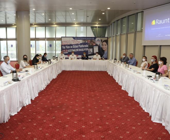 Bakan Alinur Akta, online dershanede Raunt programnn kullanlacan syledi. Trkiye&#8217;deki emsalleri incelendiinde en yksek verimin bu programdan salandn tespit ettiklerini vurgulayan Bakan Akta, &#8220;Vereceimiz eitimlerde, Raunt programn cretsiz olarak genlerimizin kullanmna sunacaz. Dijital destekli oluturduumuz takip sistemimizle rencinin renmedeki eksikliklerini tespit ediyoruz. Rehber retmen tarafndan yaplan programlarla, eksiklerin giderilmesi iin uzman retmen kadromuzun desteiyle rencimize soru-zm ve ett-konu zetleri frsat sunuyoruz&#8221; eklinde konutu.