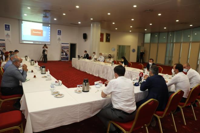 Bykehir Belediyesi tarafndan &#8216;covid19 tedbirleri kapsamnda uygulamaya alnan&#8217; ve Bursal genlerin niversite snavlarna en st dzeyde hazrlanmasn hedefleyen uzaktan YKS eitimlerinin lansman, &#8216;Bykehir Belediye Bakan Alinur Akta&#8217;n katlmyla&#8217; Merinos Atatrk Kongre ve Kltr Merkezi (Merinos AKKM) Muradiye Salon&#8217;da yapld.