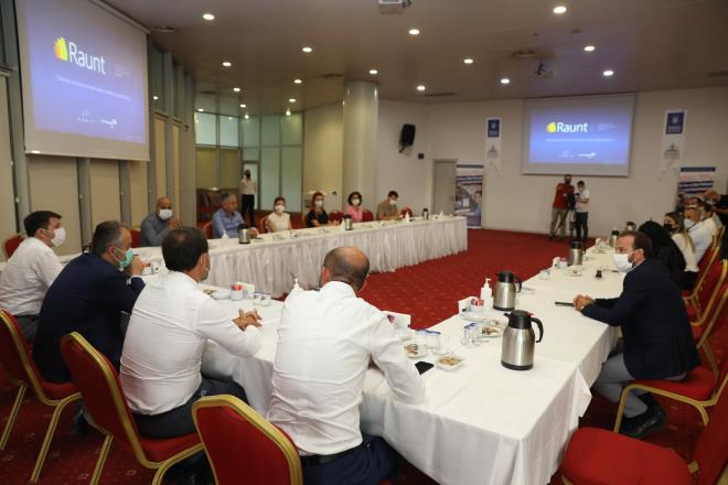 Dersler rencilerin evinde  <br>  Bykehir Belediye Bakan Alinur Akta, lansmanda yapt konumada, covid19 tedbirleri kapsamnda uygulamaya alnan online eitimlerin gittike yerleik hal almaya baladn belirterek, kurum olarak kendilerinin de gelecee hazrlandn ve tm imkanlaryla rencilerin hizmetinde olduklarn ifade etti. Online YKS eitimleriyle dershaneleri rencilerin evlerine getirdiklerini, gelecei &#8216;adeta&#8217; genlerin nne serdiklerini syleyen Bakan Akta, &#8220;Bylelikle interneti ve bilgisayar olan rencilerimiz istedikleri yerlerden alanlaryla ilgili derslere balanabilecekler. Her ders ile ilgili istedikleri oranda tekrar yapabilecekler. Her 50 renciye 1 danman retmen hedefliyoruz. Bu ekilde birebir destek alabilecekler. Bilgisayar ve interneti olmayan ocuklarmz ise belediyemize bal BUSMEK kurs merkezleri ve genlik merkezlerimizden yararlanabilecek. Bu alanlardan derslere online katlm salayabilecek&#8221; diye konutu.