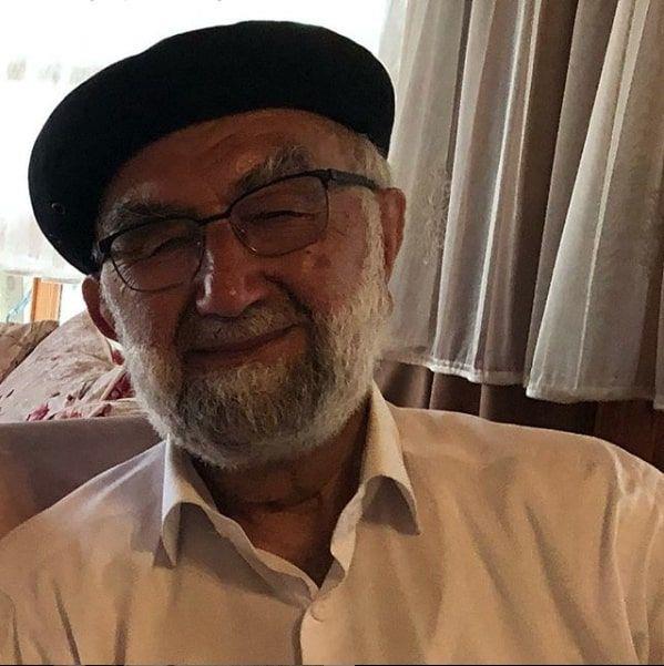 Grpnar, bugn yapt paylamda babasnn virse yenik dtn syledi. Instagram hesabndan ac haberi vererek "Babamz Murtaza Dnmez'i maalesef kaybettik. Emanetini brakt, gitti. nnalillah ve inna ileyhi raciun... Mekan Cennet olsun, Rabbim taksiratn affetsin. Hastalara ifa versin... Ne olur dikkat edin. Bu hastaln akas yok" dedi.