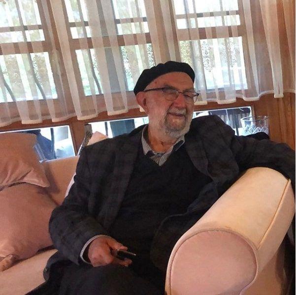 kbal Grpnar, babasnn koronavirse yakalandn u szlerle duyurdu:  <br>  ''Babam da #covid19 kapm maalesef ben yokken. Geldiimden beri hem annem hem de babamla ilgilendiimden paylam yapamyorum kusura bakmayn. Bu sreci kolayca atlatabilmesi iin dua buyurun ltfen.''