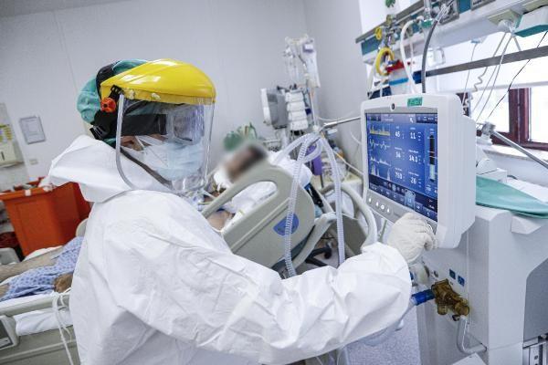 Dndar, "Toplu snnetlerin olmas, kurban bayram ve etkinliklerde sosyal mesafeye uyulmamas gibi sebeplerle tm Trkiye'de olduu gibi Ankara'da da vaka saylar ok ciddi art gsterdi. Haziran dneminde Covid pozitif hastalara baktmz youn bakm nitelerimizi kltme yoluna gitmitik; ama u an iin 3 tane aktif youn bakmmz sadece Covid hastas bakmakta ve artan saylardan dolay yzde 100 doluluk oranyla almaktayz. Covid hastalarna baktmz servis saymz haziran aynda teke dmt, artan saylarla beraber 3 servise kt" dedi.