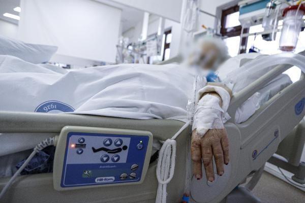 Vaka saylarnn artmasnn kendilerini tedirgin ettiini syleyen Dndar, bu srecinde stesinden tedbirlerle gelinebileceini kaydetti. Dndar, "Virs u an ok yaygn. Ltfen sosyal mesafeye dikkat edelim. Maskemiz olmadan darya kmayalm. Maske takmadan koruyucu plastik taklyor. O virs engellemiyor. nk virs havada ok kk partikllerle geziyor. Plastik paray takm olmanz ak alanlardan o virs almayacanz anlamna gelmiyor. Ama maskeyi dzgn bir ekilde kullandnz takdirde virs alma ihtimaliniz azalyor. Eldivenle gezen vatandalarmz var; ama eldivenle her yere deiyorsunuz. Eldiveninizle bir yerlere dokunmu olmanz sizi virsten korumuyor. O yzden sk sk el ykama ile hijyeni salayalm. Eldiven el hijyeni salamaz" ifadelerini kulland.