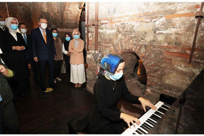 Cumhurbakan Erdoan, Kadn ve Demokrasi Dernei (KADEM) tarafndan Topkap Saray Darphane-i Amire Binas'nda dzenlenen sergiye ilikin yapt paylamda, "28 ubat'ta yaanan maduriyetlere ve kadnlarmzn hafzasnda brakt derin izlere sanatn gl diliyle dikkat eken 'Byle Daha Gzelsin' sergisini torunum Mahinur ile birlikte ziyaret ettik. KADEM'e ve tm eser sahiplerine kranlarm sunuyorum." ifadelerine yer verdi.