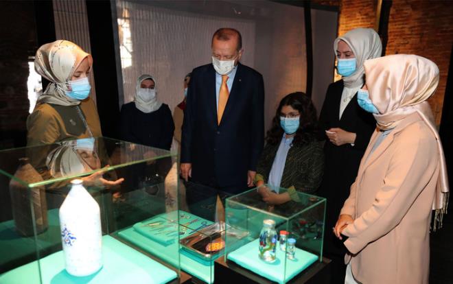 Cumhurbakan Erdoan, Kadn ve Demokrasi Dernei (KADEM) tarafndan Topkap Saray Darphane-i Amire Binas'nda dzenlenen sergiye ilikin yapt paylamda, "28 ubat'ta yaanan maduriyetlere ve kadnlarmzn hafzasnda brakt derin izlere sanatn gl diliyle dikkat eken 'Byle Daha Gzelsin' sergisini torunum Mahinur ile birlikte ziyaret ettik. KADEM'e ve tm eser sahiplerine kranlarm sunuyorum." ifadelerine yer verdi.