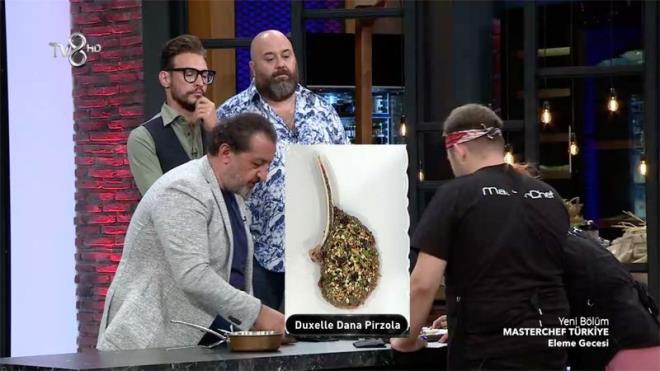 Masterchef eleme yemei  <br>  Birinci oyunla potadan kurtulamayan Ebru, Berker ve Glah bu kez elenmemek iin yart. lerinden birinin kaderini Mehmet ef'in hazrlad tabak belirleyecek. Yarmaclardan eleme yemei olarak Duxelle Dana pirzola piirmeleri istendi.