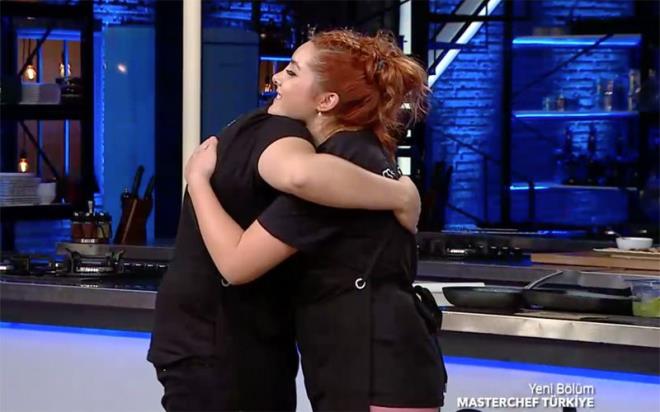 Masterchef'ten kim elendi?  <br>ki kez toplant yaparak elenen ismi belirleyen Masterchef jrisi birazdan kimin elendiini aklad. Elenen isim Glah Suna oldu. Glah' yakan ise 'etini erken piirip' bekletmesiydi. Berker, potadan kurtulduuna sevinemedi. Yaad korkuyla alayan Berker, konuamad iin eflerden izin alarak ieri geti. Eray'n taknt haline getirdii ve elensin diye urat Glah ise yarmaya 'alamadan' glmseyerek veda etti.