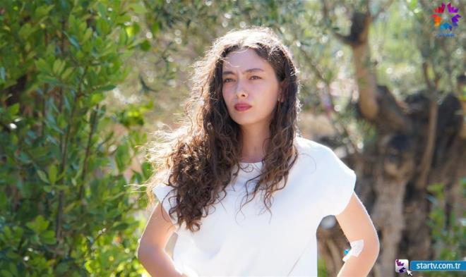 Gariban bir yarcnn olu olan Sancar ile daha ocuk yatayken Bodrum'a tatile gelen bir bykelinin kz olan Nare'nin imkanszlklarla dolu ak hikayesinin anlatld Sefirin Kz dizisinin barollerinde Sancar karakteriyle Engin Akyrek, Nare karakterine Neslihan Atagl var.