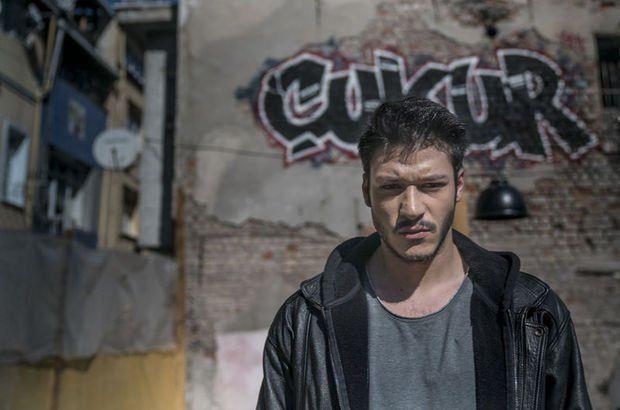 Aklamasnn devamnda Aka, "Bu covid kime bulatn bilmiyor." dedi.      Yakkl oyuncu Kubilay Aka'nn oynad ukur dizisindeki karakterinin ne olaca merak konusu oldu. Yapm irketinden konuyla ilgili aklama bekleniyor.