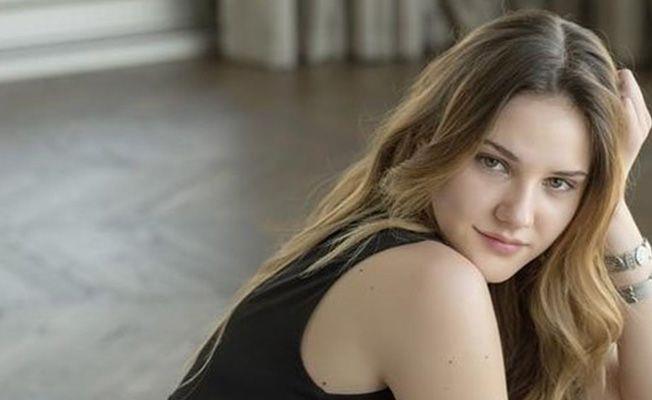 Alina Boz konuyla ilgili sosyal medya hesabndan aklama yapt. Boz "Sette yaplan rutin kontroller srasnda Covid-19 test sonucum pozitif kt. Genel salk durumum gayet iyi ve tedavi srecim evde devam ediyor" dedi.