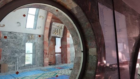 Baba ve olu caminin yapmnda byk aba gsteriyor Caminin yapmna baba Adnan ile olu Nihat Salam nclk ederken, baba oul caminin yapm iin ura veriyor. Camiyi tamamlamak iin hayrseverlerin yardmna ihtiyalar olduunu belirten Adnan Salam "Cami iimiz zor da olsa bir ekilde gidiyor. u sralar maddiyata ihtiyacmz var. Hayrseverlerden yardm bekliyoruz. Ayrca mahallemizin ve camimizin yolu skntl. ki kk araba yan yana geemiyor. Bykehir Belediye bakanmzdan bu konuda yardm istiyoruz" dedi. Olu Nihat Salam da caminin temelini 2013 ylnda attklarn hatrlatarak "Batan biraz hzl gittik. Baladmzda 1 TL'miz bile yoktu. Hayrseverler sa olsun yardm ettiler. Bitirmek iin de yine hayrseverlerimizin yardmna ihtiyacmz var" ifadelerini kulland.