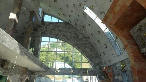 Minarenin ykseklii 33 metredir, 2 tane erefeden olumaktadr. adrvan da bitmedi onu da cennetin 8 kapsn dnerek sekizgen olarak tasarladk. 4 boluu vardr onda da cennetteki 4 pnar dnerek yaptk" eklinde konutu.