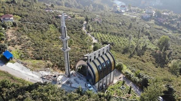 Biz de mimari olarak bu yapy tasarlarken bu 3 semboln hi dna kmadk. Kubbeyi de Allah'n birliini hissetmek anlamnda tasarladk. Bu camiye girerken de karken de dnya ve ahiret hayatn anlatmay amaladk" dedi.