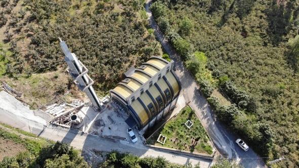 ahin "Caminin 3 temel aya var. Bu yapy o ekilde deerlendirmek gerekir. Son cemaat mahfiline baktnz zaman dnyay temsil eden bir unsuru vardr. Namaz klnan ana ksm ise ahireti temsil eder. Bu iki yapy tamamlayan duvar ise lm anlatr. Yani; dnya, ahiret ve lm. lemesi bu ekilde oluuyor.