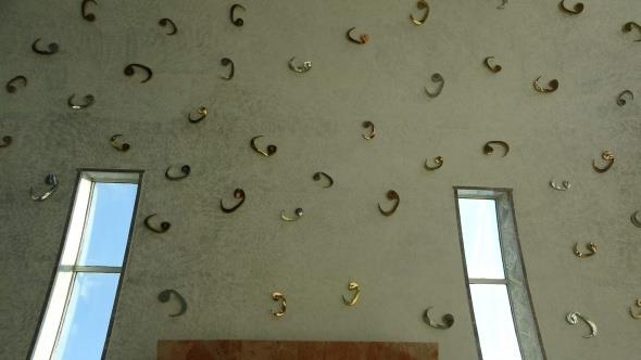 "st noktada kromdan 99 &#8216;Vav' kullandk bununla da Allah tealann 99 ismini ifade ettik" Minberde gne ve 8 gezegeni farkl bir ekilde anlatmaya altklarn, 4 paradan oluan krsnn 4 hak mezhebi simgelediini ifade eden ahin "Kapal bir duvar yapmak istemedik. Mezzin mahfilini de gncel bir yorum kattk, Bilal Habei efendimizi de unutmadk. Caminin yapmnda rlyef ve kabartmalar kullanmadk. Malzemeleri Eskiehir'den getirttik. Ayrca Trabzon ve Gmhane ta olmak zere farkl talar kullanld ama kendi doal dokularn bozmadk. st noktada kromdan 99 &#8216;Vav' kullandk bununla da Allah tealann 99 ismini ifade ettik" dedi.