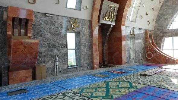 Dr. Fatih ahin, caminin minaresini de sekizgen olarak tasarladklarn belirterek "O da cennetin 8 kapsn anlatyor. 4 farkl noktadan k alyor, 4 farkl noktada sesin yanklanmasn istedik. Burada da simgesel bir durum var. indeki merdiveni de Kabe`deki tavaf ynne sol tarafa doru yaptk.