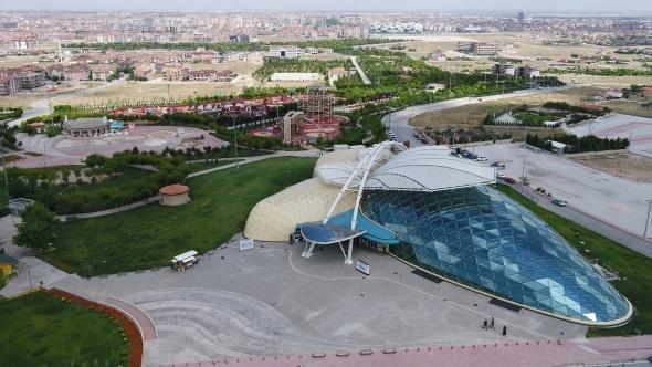 ki kardein maskesinin zerindeki &#8220;Atlas&#8221; kelebei olduka mutlu etti Adyaman'dan Konya'ya ziyarete gelen Abdurrahman ve Recep Tayyip Bayrak isimli kardelerin maskelerinin zerine konan &#8220;Atlas&#8221; kelebei de iki kardei olduka mutlu etti. Kelebek bahesine gelen anne Songl Bayrak ise, &#8220;Adyaman'dan buraya geldik. ok anslyz, ilk defa geldik byle bir ey grdk, ok beendik&#8221; ifadelerini kulland.