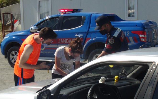 Antalya- Konya yolunun Manavgat ilesinde bulunan Hacobas Mterek Yol Kontrol Noktas'nda jandarma ve polis ekipleri, 7 gn 24 saat sresince gelen aralar kontrol ederek, hem kimlik kontrol uygulamas hem de Covid-19 kontrol yapyor. Bugn saat 15.00 sralarnda yol kontrol noktasnda durdurulan 42 EF 967 plakal otomobille Konya'dan Antalya'ya tatile gelen src ve yanndaki yolcunun kimlik kontrol yapld.