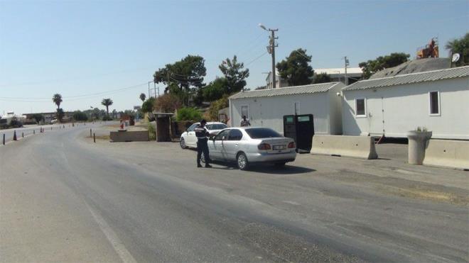 Kontrolde, otomobilde yolcu olarak bulunan .K.'nin annesinin Covid-19 testinin pozitif kt ve kendisinin de 7 gn nce izolasyona alnd belirlendi.