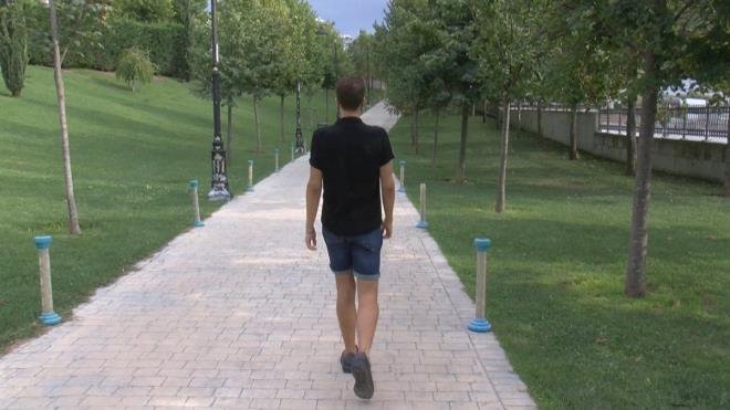 uanda 64 kiloyum: Sokaa kma yasaklarn eve ald kondisyon bisikleti ile deerlendirdiini syleyen Akyldz, &#8220;Sokaa kma yasann geldii gnlerde, eve kondisyon bisikleti aldm. Pandemi balangcnda 128 kiloydum, u an 64 kiloyum.&#8221; diye konutu.