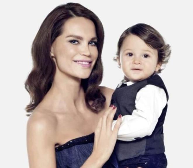 9 yandaki olunun vefatnn ardndan iine kapanan ve uzun bir sre ortalkta grnmeyen Ebru all, ei Uur Akku ile birlikte kt tatilden paylamlar yapm ve baz takipileri tarafndan youn bir ekilde eletirilmiti.