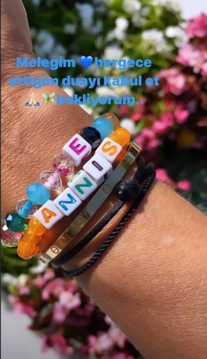 Aklamalarnn ardndan ok sayda destek mesaj alan Ebru all, sosyal medya hesabndan u mesaj paylat; Dualarnz, gu&#776;zel enerjilerinizi alyorum... Ama lu&#776;tfen alamayn. Ponciim bizi izliyor... Onu u&#776;zmeyelim... Ve o hep benimle benim meleim, es&#807;siz kokusuyla, tlsmyla .. Hepinizi ok seviyorum.