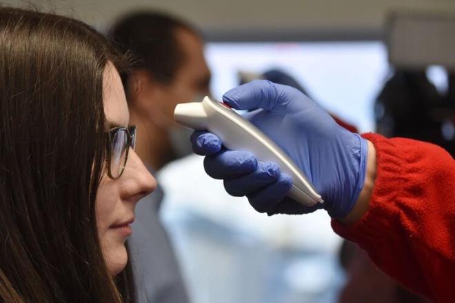 6. HALUSNASYON GRME<br>  Halsinasyon, kiinin zihninin dnda var olmayan eyleri grmesi, duymas, koklamas, tatmas veya hissetmesi anlamna geliyor. Aratrmaclar sz konusu durumun ilalardan kaynaklabileceini syledi. Daha nce yaplan bir almada, nrolojik rahatszlklardan muzdarip hastalarda bir art olduunu ve hastalarn yzde 36'snn nrolojik sorunlar bildirdii ifade edildi.