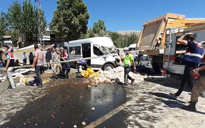 Kaza, le saatlerinde Kahta ilesi, Siverek karayolunun 25&#8217;inci kilometresinde Akdoan ky yaknlarnda meydana geldi. Kahta ynne giden Bekir elik ynetimindeki 02 D 4025 plakal yolcu minibs, Abdullah Telli ynetimindeki ynetimindeki nnde ilerleyen 16 TIR 09 plakal hafriyat kamyonuna arpt.