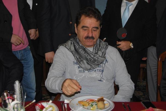 brahim Tatlses&#8217;in ardndan karakolda ifade veren ve ardndan objektiflere taklan Ahmet Tatlses ise HA'nn aktard bilgilere gre, unlar aktard:  <br>  "Emniyette neden ifade verdiniz?" sorusu zerine Ahmet Tatlses , &#8220;Olur byle eyler. Bodrum&#8217;da tatildeyiz&#8221; dedi. Tatlses, arsa anlamazl sorusuna ise, &#8220;Vard yle bir eyler. Ama sulh oluyor."