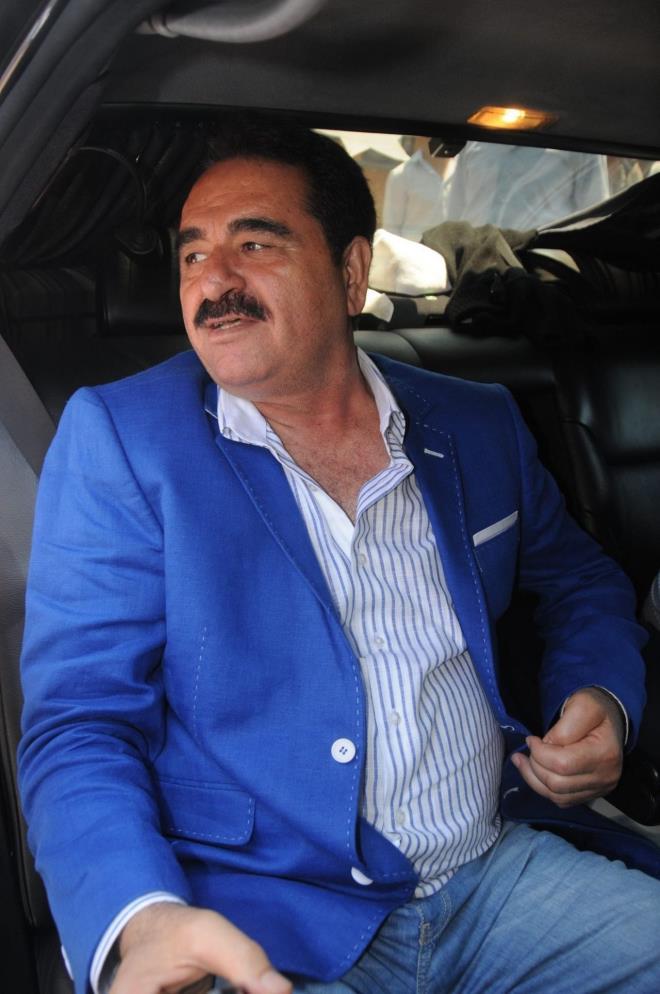 "Ahmet Salim Tatlses u anda benim dairelerimin olduu bu konutlarda yaamaktadr. Burada nceden satt bir dairede geici olarak bulunmaktadr. zetle, beni mlkiyetimdeki daireleri benim satmamam ve kendisinin satmas konusunda beni tehdit etmektedir.''