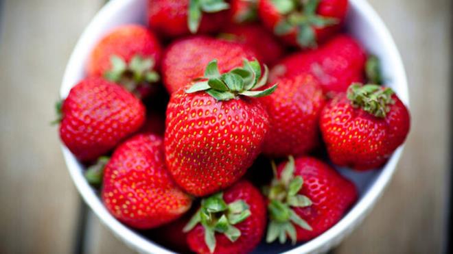 ilek<br>  Muhtemelen bu sper yiyecein souk algnl yaadnzda ok iyi geleceini dnyorsunuz ancak maalesef yle deil...ilek, tkanklk yaratarak burnunuza ve sinslerinize rahatszlk verecek derecede yksek histamin salglanmasna yol aar.