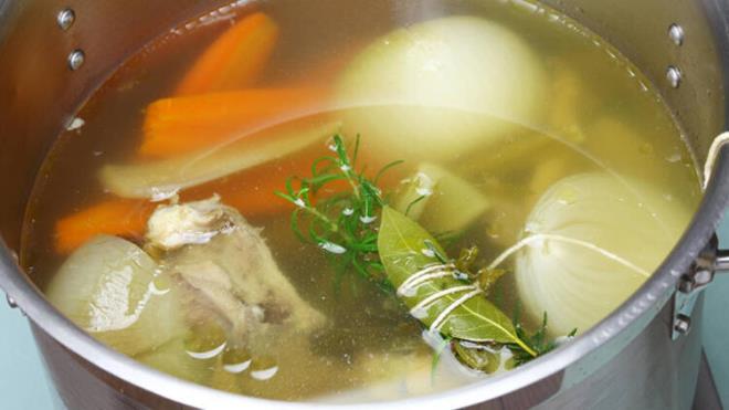 Tavuk suyu orba<br>  Duman stnde tten bir kase tavuk orbas neye iyi gelmez ki... Vcudunuzun su ihtiyacn karlar, besleyicidir, yattrcdr. Aratrmalar, souk algnl belirtilerine kar anti-inflamatuar bir etkiye sahip olduunu gstermektedir.