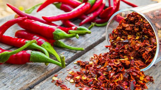 Ac biber<br>  Ac biber, souk algnl belirtilerini hafifletebilecek bir bileen olan kapsaisin ierir.Bu bileen, bir nefes ac ve balgam sktrc gibi alr. Yani mukusu paralayabilir, ksr ve tkal bir burnu rahatlatabilir.