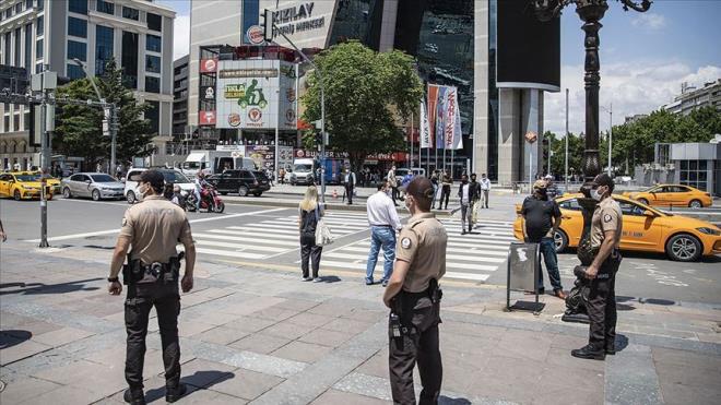 Sakarya  <br>  Sakarya Valisi etin Oktay Kaldrm, karantina ihlali yapan vatandalarn yurtlara yerletirilerek masraflarn da kendilerinden tahsil edileceini bildirdi. Vali Kaldrm, sosyal medya hesabndan yapt paylamda, "Aldmz ek tedbirler kapsamnda, ilimizde, toplum saln hie sayarak karantina ihlali yapan vatandalarmz yurtlara alnarak, karantina srelerinin buralarda tamamlanmas salanacaktr." ifadelerine yer verdi.Kaldrm, ayrca vatandalarn yurtlarda kalma sresince oluan masraflarnn da ayrca kendilerinden tahsil edilecei bilgisini verdi.