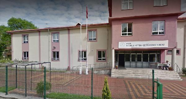 Konya<br>    Konya&#8217;nn Derebucak ilesinde, evde karantinada bulunmas gereken kiilerin kurallara uymayp darya kmalar halinde yurtlara yerletirilecei ve yurt cretlerinin de kendilerinden tahsil edilecei akland.  Derebucak le Kaymakaml karantina srecini evde geirecek olan kiilerin kurallara uymamalar halinde yaptrmlarla kar karya kalacaklarn aklad. Konuyla ilgili kaymakamlktan yaplan aklamada, evde karantinada bulunmas gereken kiilerin ev dna kmalar halinde haklarnda idari para cezas uygulanmasnn yan sra Cumhuriyet savclna su duyurusunda bulunulaca da hatrlatld. Aklamada, "Ayn zamanda bugnden itibaren karantina kurallarn ihlal eden kiiler, yurtlara yerletirilecek olup creti kendilerinden tahsil edilecektir"denildi.