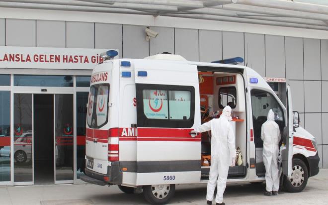 Bartn'da karantina kararna uymayan 12 kii yurda yerletirildi  <br>  Bartn&#8217;da koronavirs nedeniyle evlerinde karantinaya alnan 12 kiinin karantina tedbirlerine uymad belirlendi. l Umumi Hfzsshha Meclisi'nin alm olduu kararlara istinaden evde karantina tedbirlerine uymad, yaplan denetimlerde tespit edilen 12 kii, Bartn Valilii&#8217;nin karantina yurdu olarak belirledii Kksal Toptan Lisesi Nedret Keten Erkek renci Yurdu'nda karantinalarn tamamlamak zere tecrit altna alnd. Vali Gner, "Ayrca bugn yapacamz hfzsshha toplantsnda, caydrclk olmas asndan bundan sonra yurtlarda kalacaklarn iae masraflarn ahslardan tahsil edeceiz. Bartn&#8217;da u anda vaka saymz 200 civarnda, bu da bizi yeni tedbirler alacamzn iaretidir.