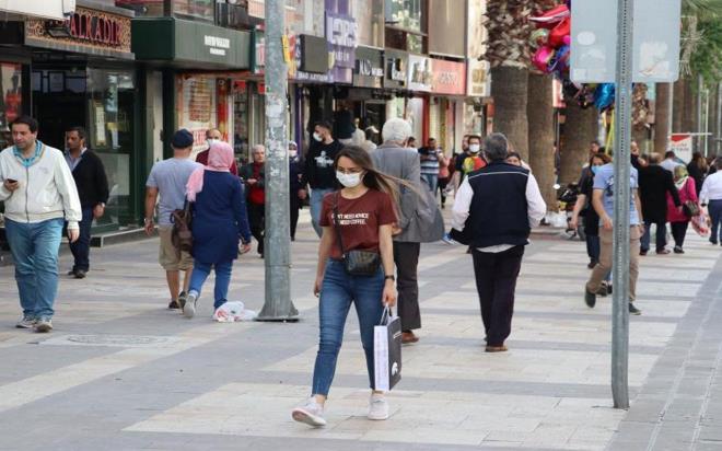 Sivas<br>    Sivas'ta yeni tip koronavirs (Kovid-19) karantina kurallarna uymayanlarn Kredi ve Yurtlar Kurumu (KYK) yurtlarna yerletirilecei bildirildi.Valilikten yaplan aklamaya gre, l Hfzshha Kurulu, koronavirs salgnnn toplum sal ve kamu dzeni asndan oluturduu riski ynetme, sosyal izolasyonu temin, fiziki mesafeyi koruma ve hastaln yaylm hzn kontrol altnda tutmak amacyla ek tedbirler ald.    Buna gre, test sonular pozitif olup ev izolasyonunda olmas gerekirken karantina kurallarn ihlal eden kiilerin KYK yurtlarnda izolasyon srelerini tamamlamas salanacak.Bu kiilerin renci yurtlarnda kalma sreleri boyunca oluacak konaklama, yemek gibi masraflar kendilerinden temin edilecek.