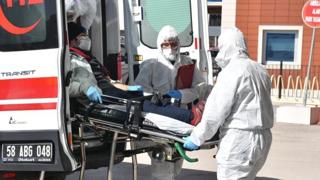 Sivas&#8217;ta yaklak 300 salk alan korona virse yakaland  <br>Sivas&#8217;ta 300 civarnda salk alannn korona virse yakalandn, kimlerinin ise iyiletiine belirten Ayhan, &#8220;Bizim 10 bin zerinde salk alanlarmz var. zel kamu fark etmez, ileler ve il merkezi. 9 bin 800 yeni atamalarla 10 bini de geti. 10 bin salk alan ierisinde yaklak 300 civarnda salk alanmz korona oldu. Bunlarn iinde iyileenler var. Buda yaz hareketliliinden kaynakl, izne gidip gelenler. Bun ramen salklarmz fedakarca alp en ok kendini koruyan gruplarn banda gelmekteler&#8221; ifadelerini kulland.