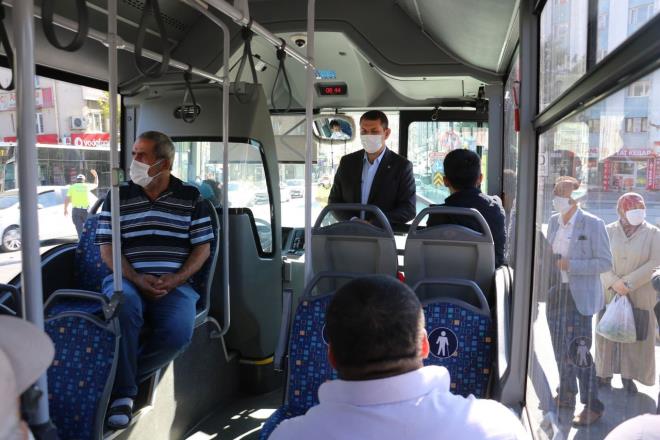 Sivas Valisi Salih Ayhan, halk otobsleri ile esnaflar yerinde denetledi. Vali Ayhan, yolcular ve esnaf korona virs nedeniyle bula riskini azaltmaya ynelik alnan tedbirlere kar uyarlarda bulundu. te yandan denetimlerde il genelinde 227 ekip 1917 personel katld. Sivas'ta bugne kadar gerekletirilmi en geni kapsaml Covid-19 denetimi oldu.