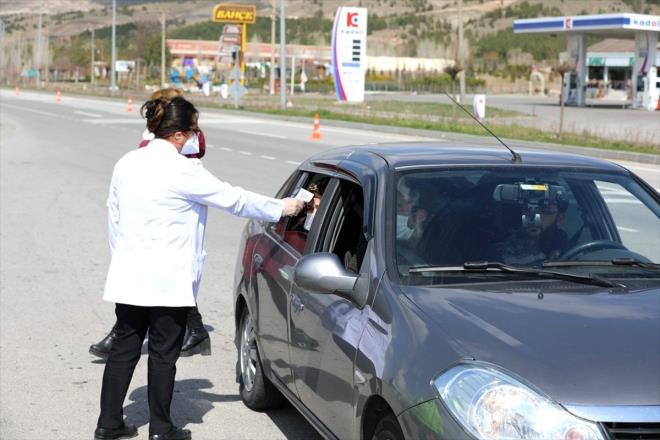 Vakalarn yzde 70&#8217;ini alamayan kesim oluturuyor<br>  Vakalarn yzde 70&#8217;inin alamayan kesim olduunu ifade eden Ayhan, &#8220;Bizim yaptmz analizlerde yzde 36&#8217;s ev hanm yzde 16&#8217;s emekli yzde 13&#8217;de ocuk. Yani neredeyse vakalarmzn yzde 70&#8217;i retmeyen bir kesim. Bunlar da srekli hareketli. Hareketliliin azalmasn zellikle istiyoruz. Geri kalan yzde 30&#8217;sa salk alanlarmz srekli iin iinde, emniyet alanlarmz sahada onlar. Grevleri gerei olanlar. Sahada olan daha dikkatli oluyor. alan daha dikkatli oluyor. Kamu grevlileri daha dikkatli oluyor. altklar iin. Ama almayan retmeyen biraz rahat hareket ediyor&#8221; dedi.