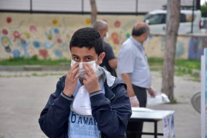 Sivas'ta 150 kii hayatn kaybetti<br>  Ayhan, Sivas&#8217;ta 6 ay ierisinde korona virsten dolay 150 kiinin hayatn kaybettiine deinerek, &#8220;65 ya vatandamz en riskli grup. Pandemi 12 Mart&#8217;ta balad. u ana kadar da il genelinde koronadan yaklak olarak 150 vatandamz vefat etti. Yani alt aylk sre ierisinde. Genelde lenlerin ya ortalamasna baktmz da, srekli biz istatistik analiz yapyoruz. Doru politika belirlemek iin. len vatandalarmz ortalama 73 yanda. Dolaysyla bu kronik rahatszl olan ve ya belirli seviyede olanlar daha fazla etkileniyorlar&#8221; diye konutu.