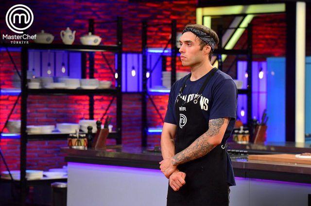 Emir, eleme aday olarak Ebru'yu syledi. Bylece MasterChef'te 3. eleme aday Ebru oldu.