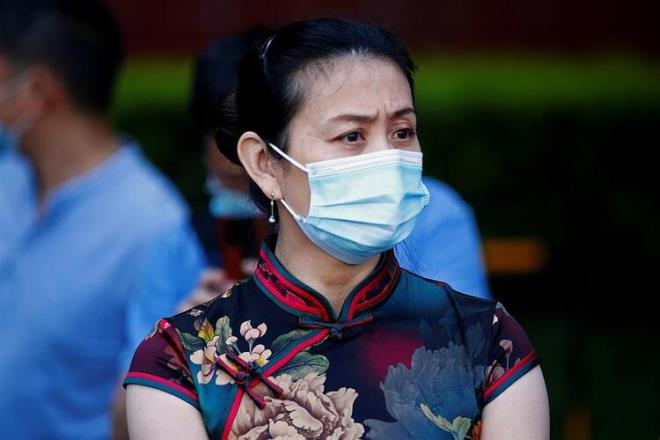 UZAK DOU RNE  <br>Hatta uzmanlarn iddiasna gre maske takmann yaygn bir alkanlk olduu ve normal grip olunduunda bile kullanld Uzak Dou'da salgnn yavalama sebebi de bu durum.  Peki maske nasl a etkisi yapyor? ABD&#8217;li bilim insanlar, vcuda szan az sayda patojenin neden olduu enfeksiyonlarn baklk oluturabileceini ve buna gre de maskelerin baz insanlarda kaba bir a etkisi yapabileceini iddia ediyor.