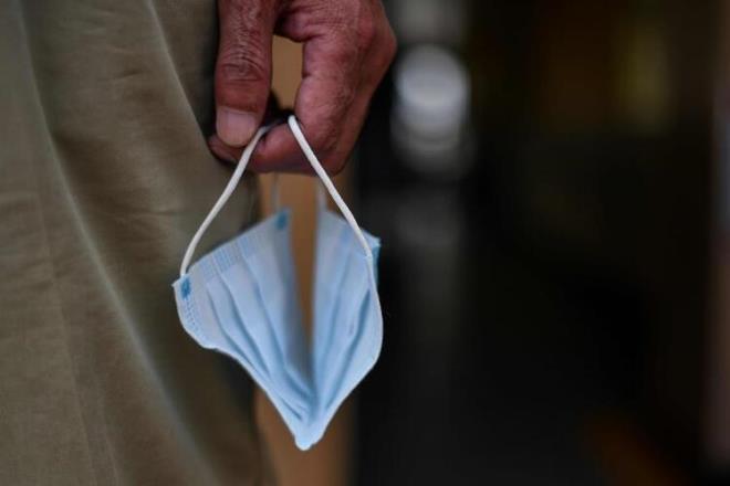 Tartmal tekniin, tarih boyunca insanlar iek hastalna kar alamak iin kullanld, ancak sonunda onlar daha gvenli hale getirmek iin zayflatlm virs formlar kullanan modern alarla deitirildii aktarld. Californiya niversitesi uzmanlar bulac hastalk doktoru olan Dr.Monica Gandhi ve epidemiyolog Profesr George Rutherford yz maskelerinin &#8216;variolasyon&#8217; gibi alabileceine inanyor. Ghandi&#8217;nin, "Virs kapabilir ama asemptomatik olabilirsiniz. Yani, asemptomatik enfeksiyon oranlarn maskerlerle artrabilirseniz, belki bu poplasyonu alamann (variolation) bir yolunu bulabilirsiniz" ifadelerini kulland belirtildi.