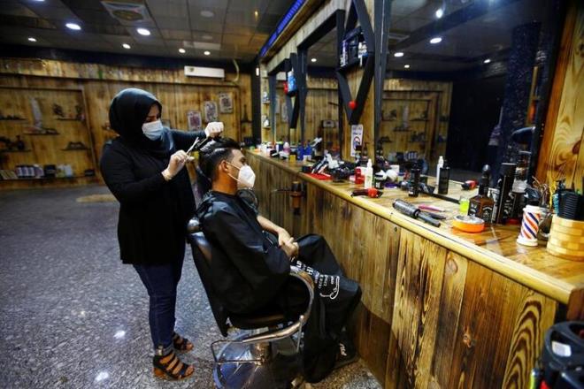 NFUSUN BYK BLM KULLANIRSA...<br>Nfusun byk bir ksm tarafndan giyilen maskelerin, zellikle cerrahi ve kuma olanlarn mkemmel olmad ve baz viral partikllerin kullancnn hava yollarna girmesine izin verdii belirtildi.Uzmanlar, insanlar bu ekilde tekrar tekrar kk miktarlarda Covid-19'a maruz brakmann vcutlarn virs tanma ve virsle mcadele etme konusunda eitme olasl olduunu bylece insanlarn baklk kazanabileceini ne sryor. Bu kantlanmam olduu ifade edilen iddiann, New England Journal of Medicine akademik dergisinde yaymland belirtildi.