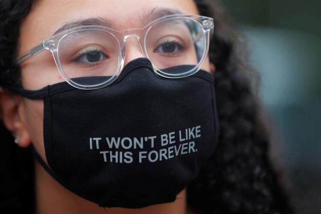 DDA KANITLANMI DEL<br>  Bu iddiann kesin olarak kantlanmasnn mmkn olmad nk bunun iin maskeli ve maskesiz kiilerin klinik deneylerde virse maruz braklmas gerektii ve bunun da etik olmad ifade edildi.Maskelerin Covid-19'a kar bir miktar baklk salayabilecei fikrinin, asrlk bir alama teknii olan &#8216;variolasyon&#8217; (alama) teorisine dayand ifade edildi. &#8216;Variolasyon&#8217;un, yeniden enfekte olmay nleyen koruyucu baklk tepkisi oluturmak iin dk dozlarda bir patojenle insanlar kastl olarak enfekte etme uygulamas olduu belirtildi.